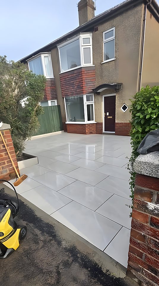 A light porcelain-paved front garden with a gloss finish